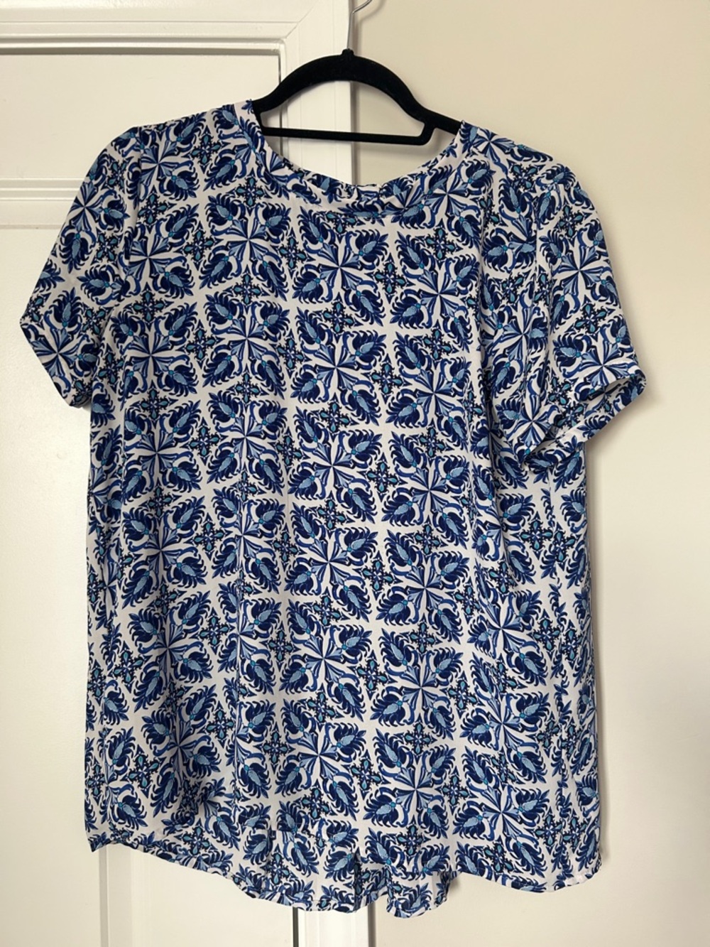 LOFT Blue and White Short Sleeve Patterned Blouse